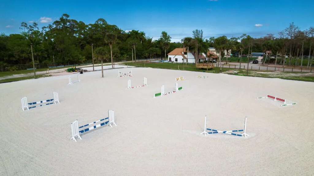 25.ooo sq ft lighted horse arena